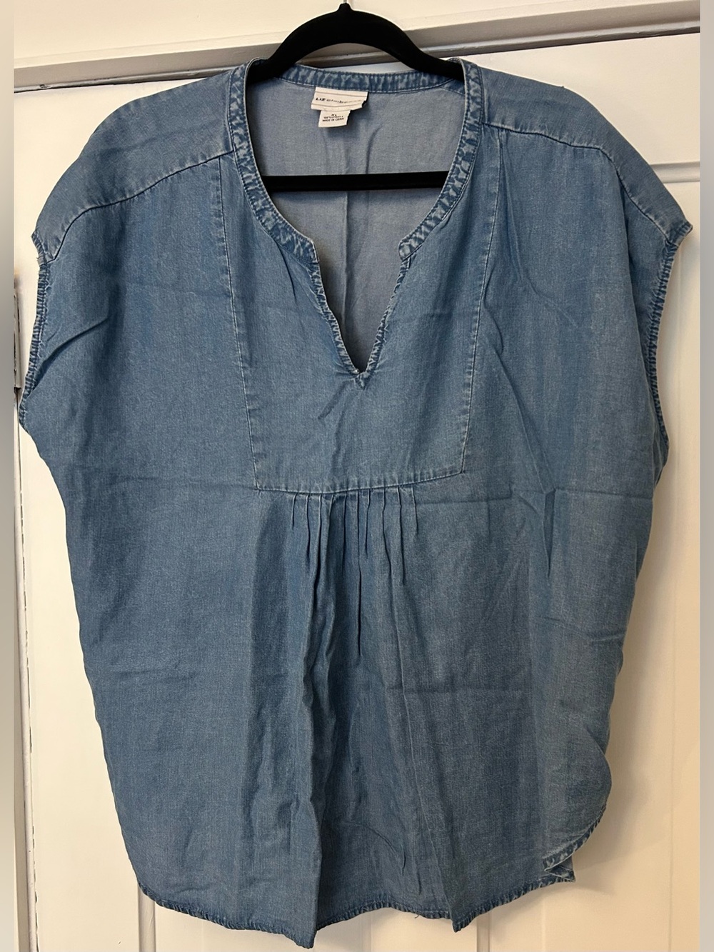 Great Liz Claiborne blue Denim-vibe soft flows short sleeved top, w xl